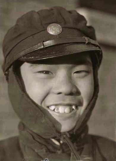 30张罕见晚清照:女子躺炕上欲仙欲死,骑跨在男子头上的洋人女子