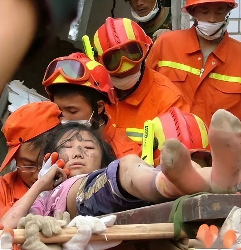 白沙街成夜归女孩“梦魇”，56岁超市大姐留灯11年，守护她们回家