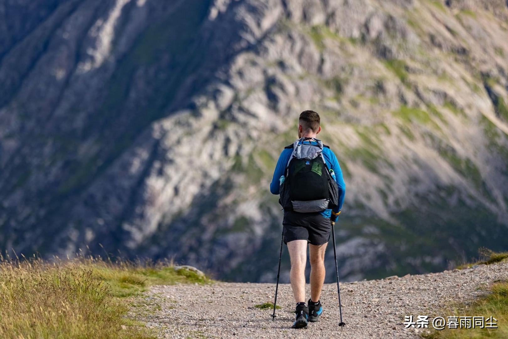 登山徒步正确的行走姿态,徒步登山技巧视频教程