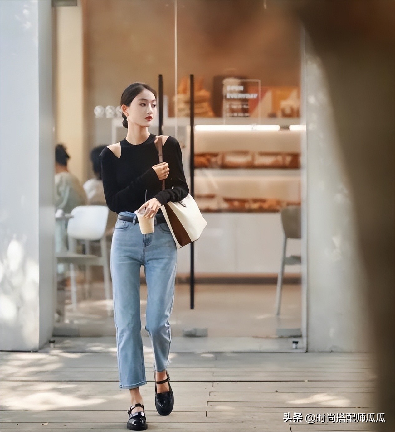 40岁女人无论穿裙子还是裤子,四五十岁的女人穿什么样的鞋子