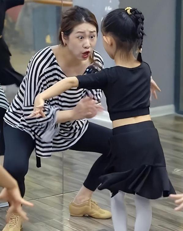 拉丁舞最火的老师教学直播间,最火拉丁舞老师教跳拉丁舞