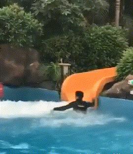 想穿这样的衣服还怕别人看见吗,穿这样的衣服出门真的不尴尬吗