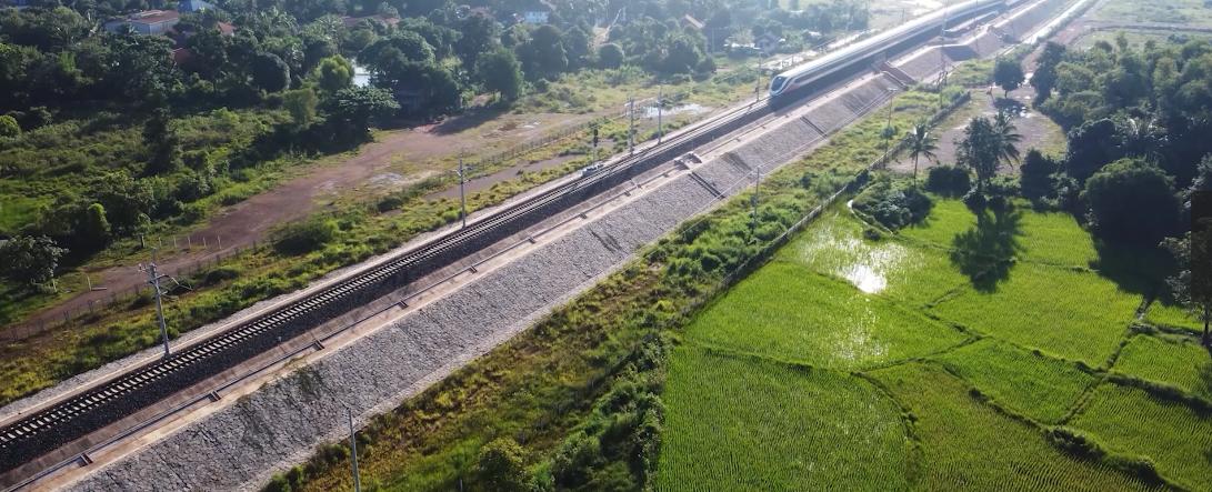 中老铁路第一趟列车抵达万象,中老铁路首趟国际客运列车发车