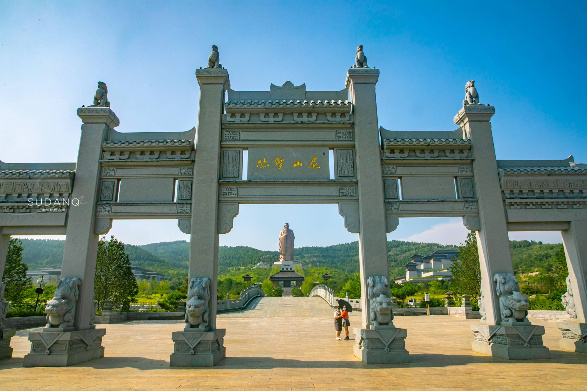 尼山孔子像是怎么建成的,尼山圣境竖立孔子像弘扬传统文化