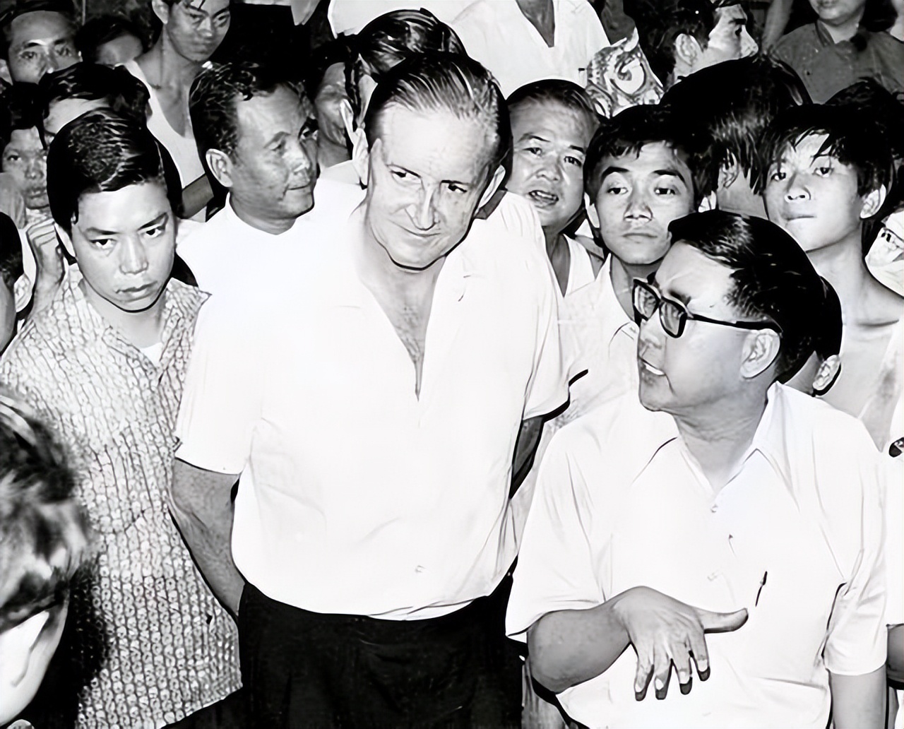 英国人不解：为何将香港归还中国？2000年英上将一句话道出真相