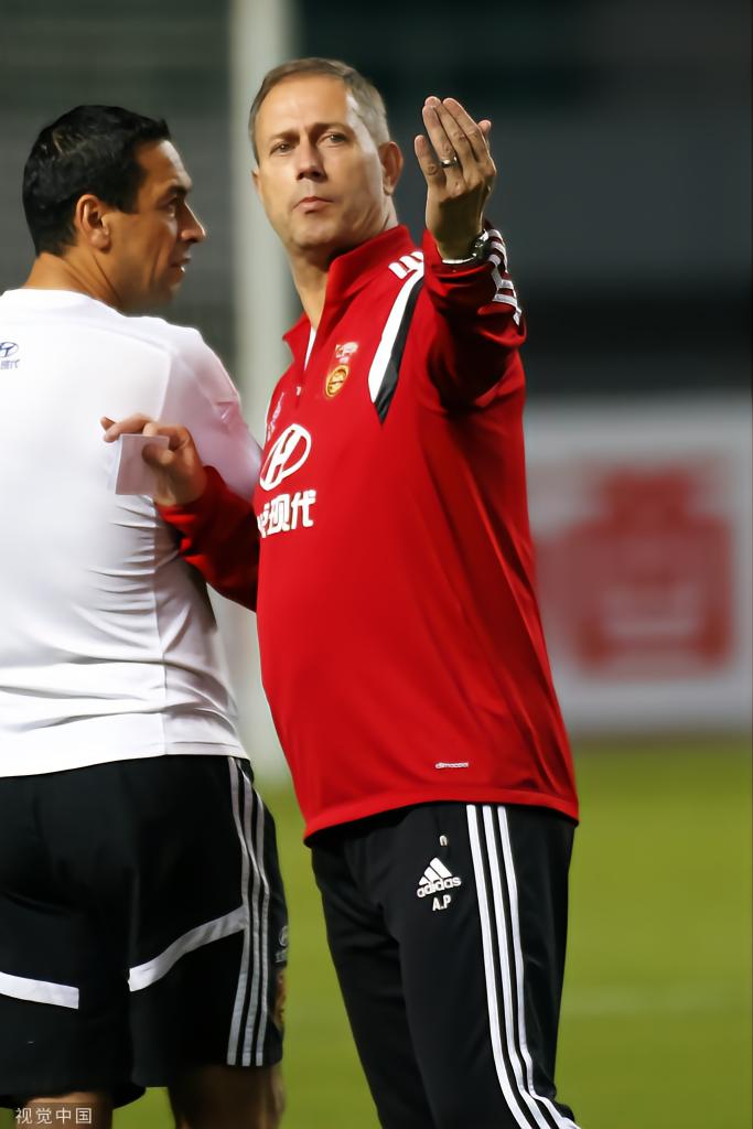 不止孙准浩、巴索戈：世界杯上，那些中国足球熟悉的面孔