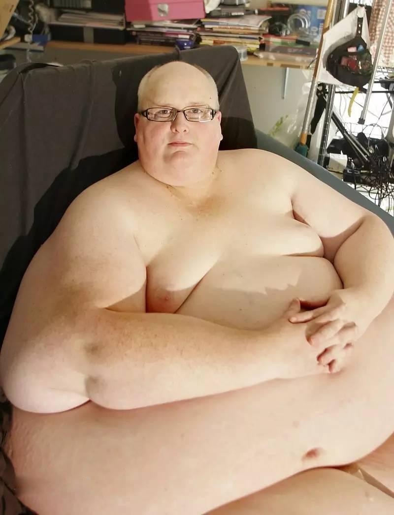 英国男子身高185体重只有120斤,英国男人体重600斤