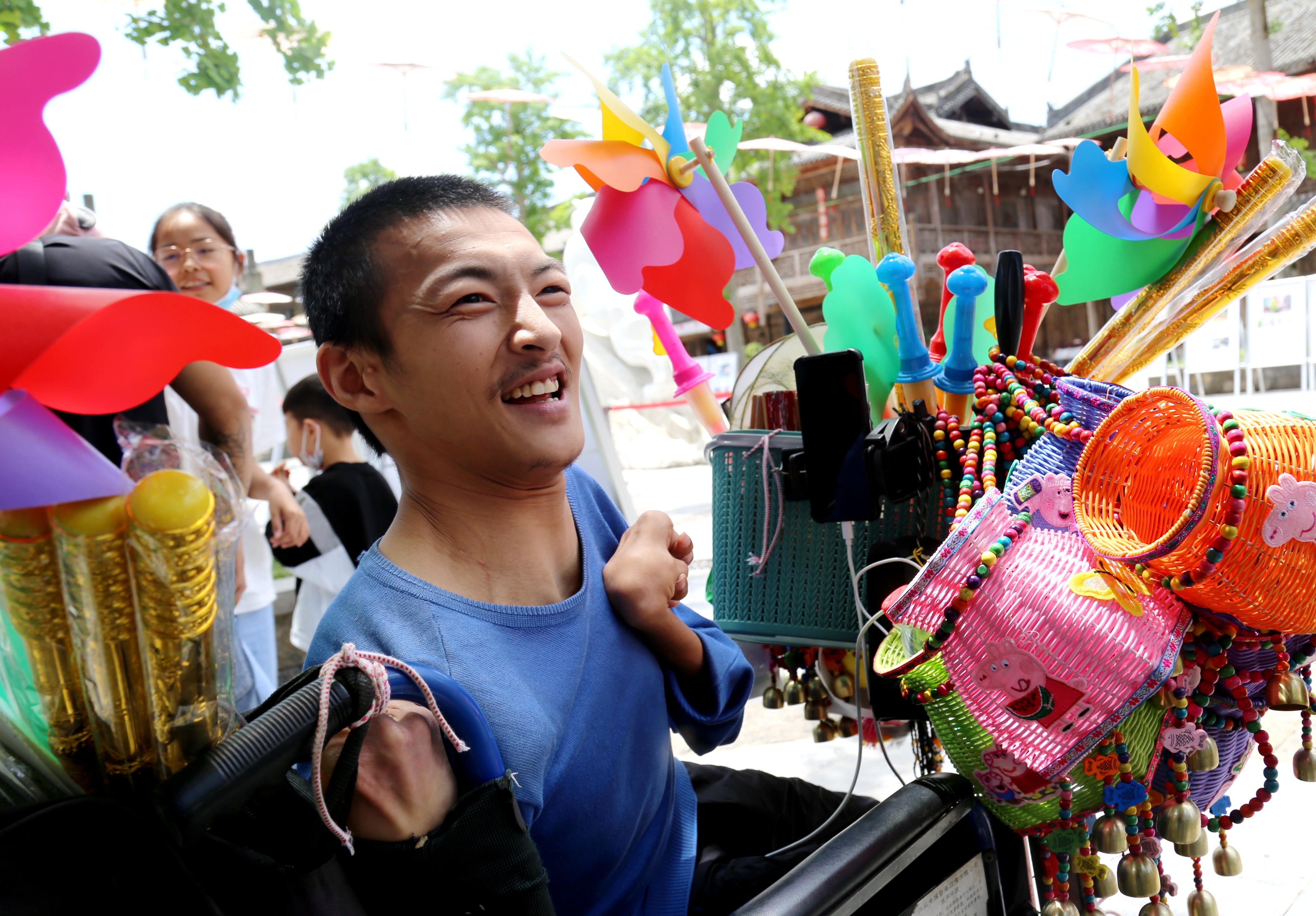 网络搭平台轮椅当店铺这个小伙子在全国各地有买家