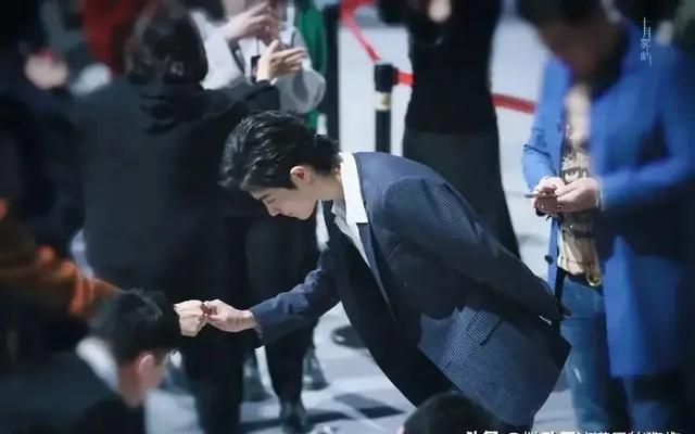 肖战近期活动造型,肖战微博之夜两套造型