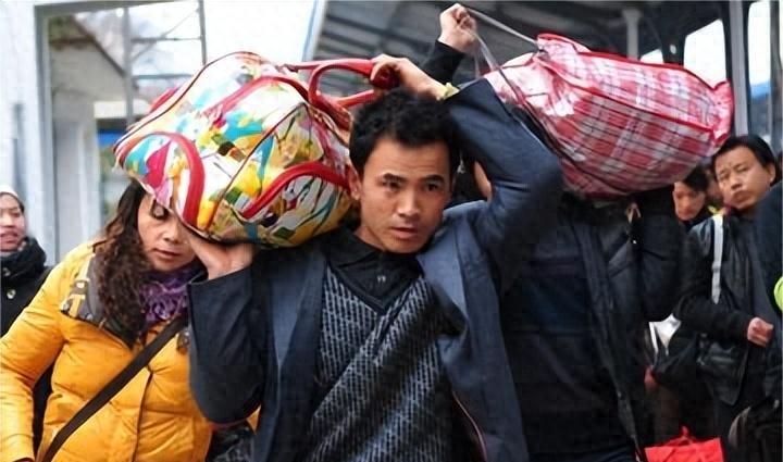 40岁，老光棍，隔壁新来的大妈故意走光，无意看到那抹黑色风景