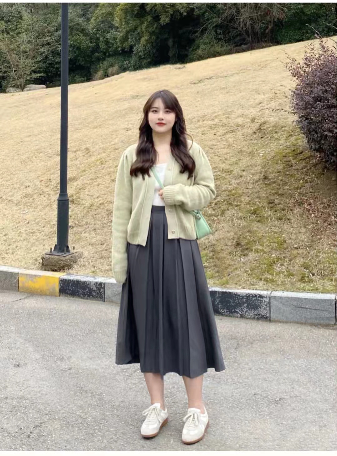 灰色和深咖色百褶短裙搭什么上衣,灰色百褶裙搭配什么上衣高级