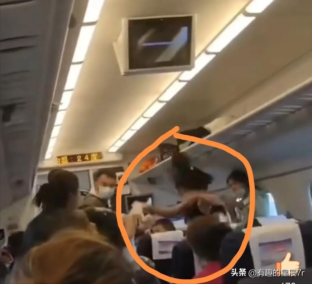 母子二人联手暴打女子,嚣张跋扈母女打人