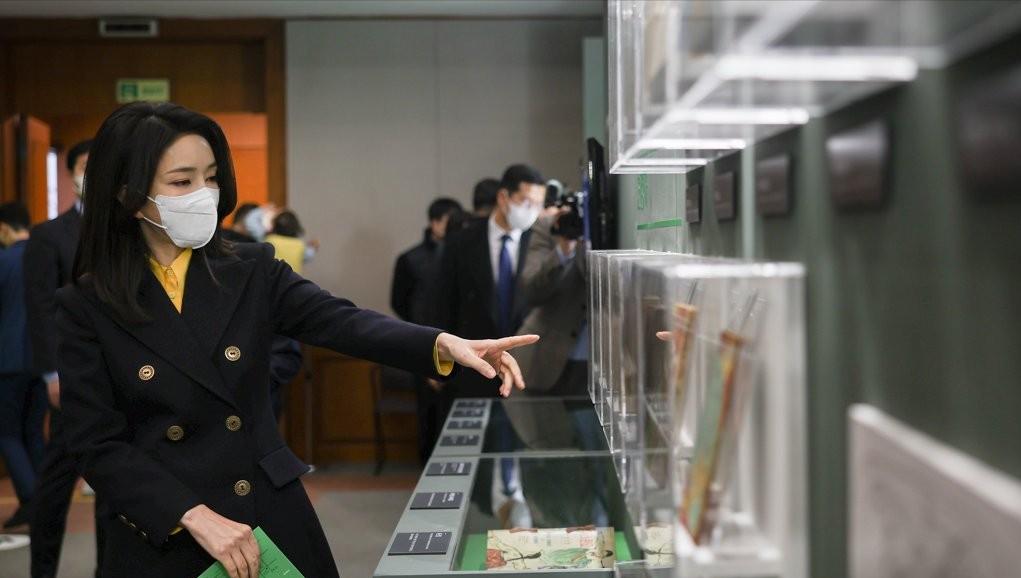 韩国第一夫人vs南朝第一夫人,韩国第一夫人出访视频