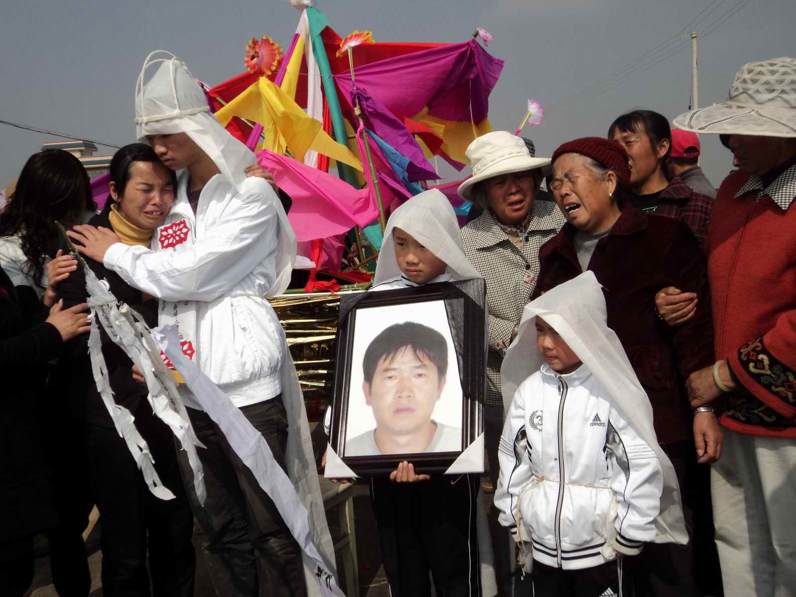 出殡当天帮别人抱遗像有什么讲究,出殡拿遗像有什么讲究