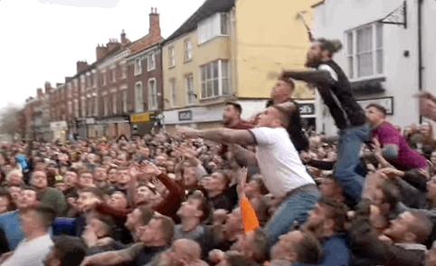 英国最疯的球赛，王室都被揍出鼻血