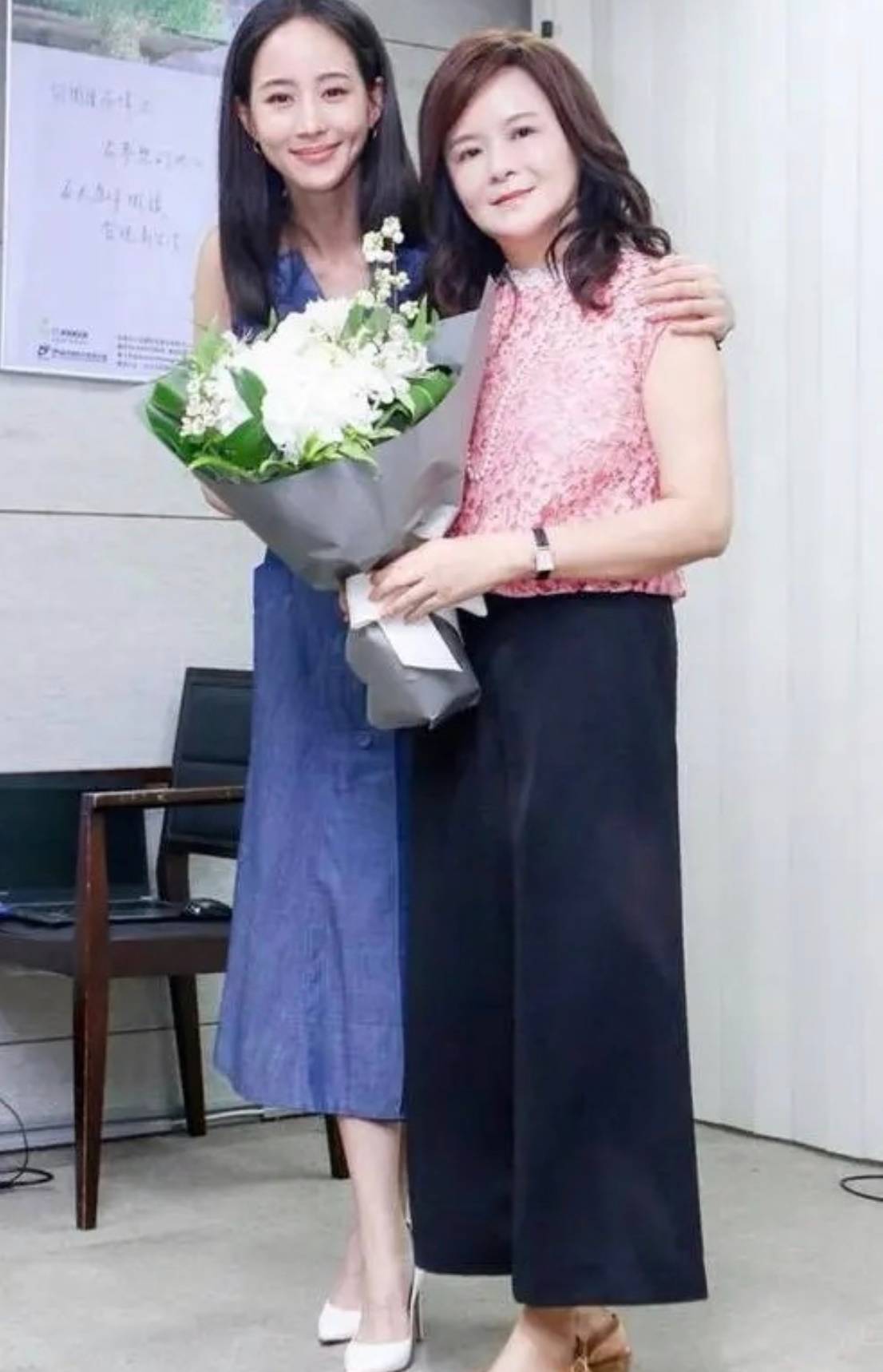 张钧甯出席活动黑色露肩裙,张钧甯出席活动米黄色礼服