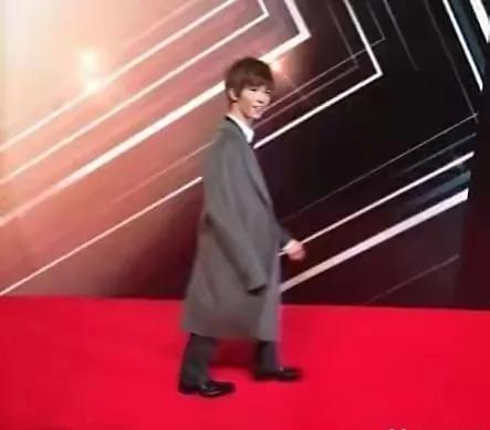 姚明9岁女儿近照身高惊人,姚明12岁女儿亮相身高至少1米8