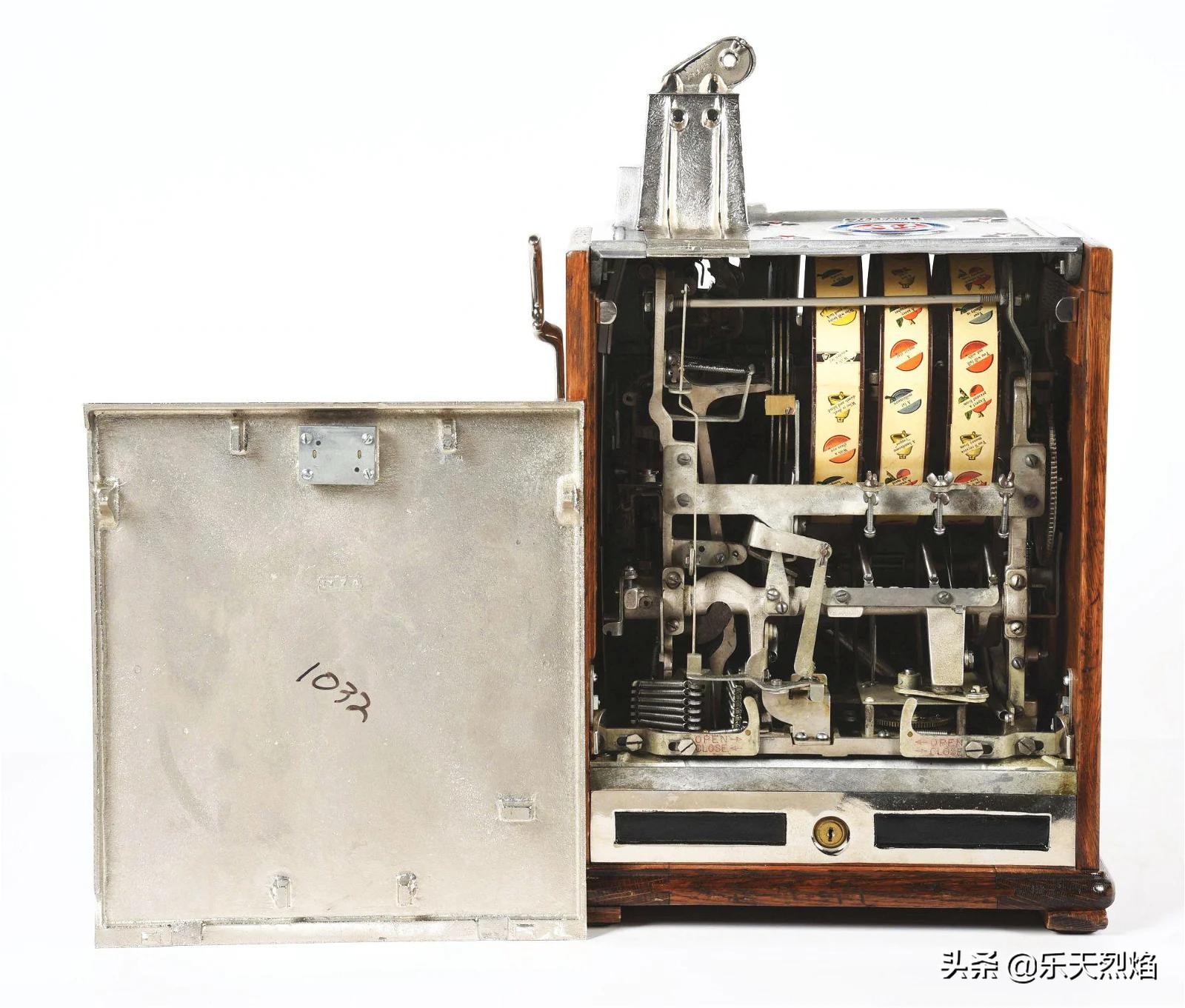 1895年——查理·费发明第一台商业老*机虎**