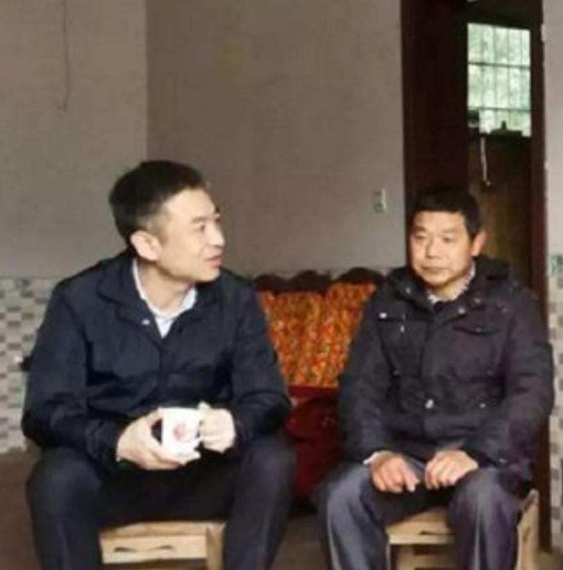 女儿结婚途中遇车祸，隐瞒26年未回娘家，男子做了26年未婚夫