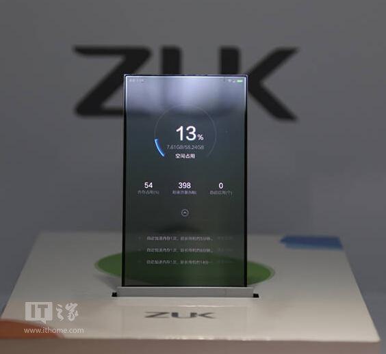 在泳池里掏出透明手机，我的笑容渐渐消失......