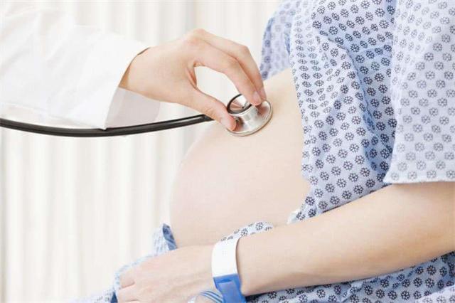 她拒绝减胎，冒着风险产下4胞胎，今全家帮忙带娃的场景让人羡慕