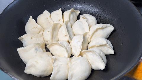 水煎包要想好吃，关键记住这两点，底部金黄，蓬松柔软，馅料鲜美