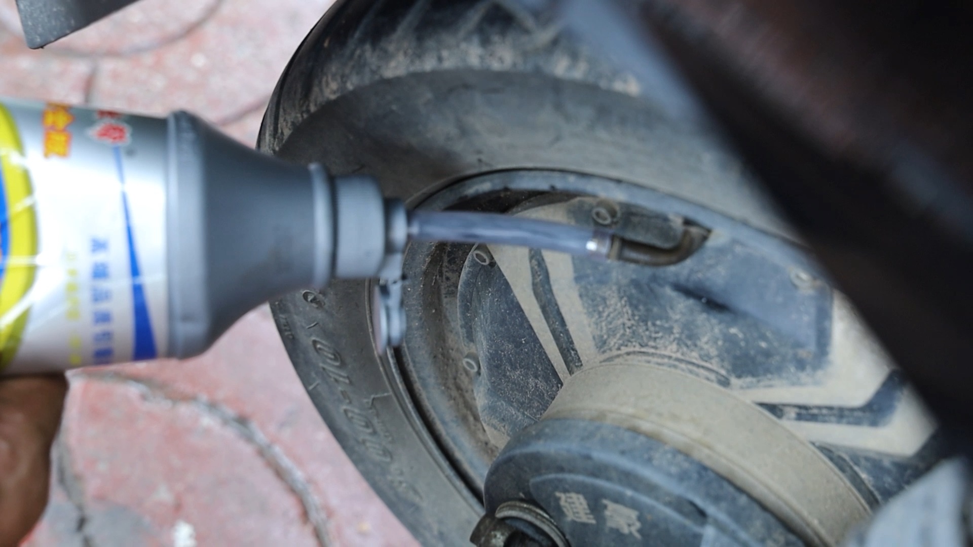 电动自行车轮胎查不到漏气的地方,电动自行车轮胎怎么老是漏气