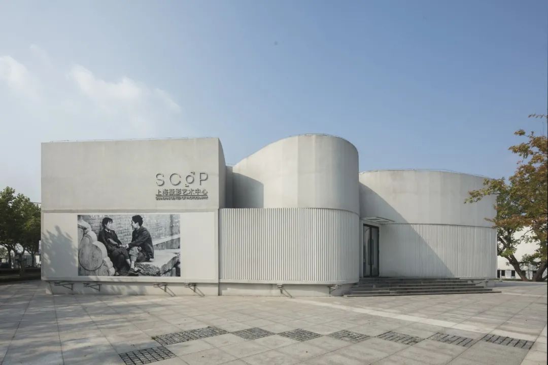 周迅陈凯歌周润发甚至戈尔巴乔夫这些明星的名场面,都是他拍的