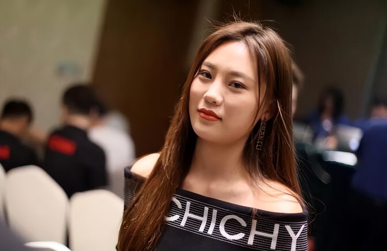 台球女神美貌不输潘晓婷,台球女神一杆清台