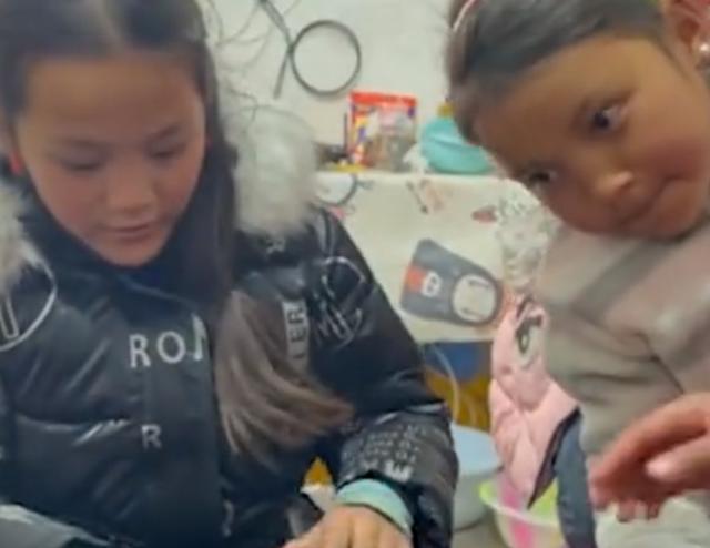 四川一老师裙子挂了个洞，10岁学生自告奋勇帮她补，技术让她惊讶