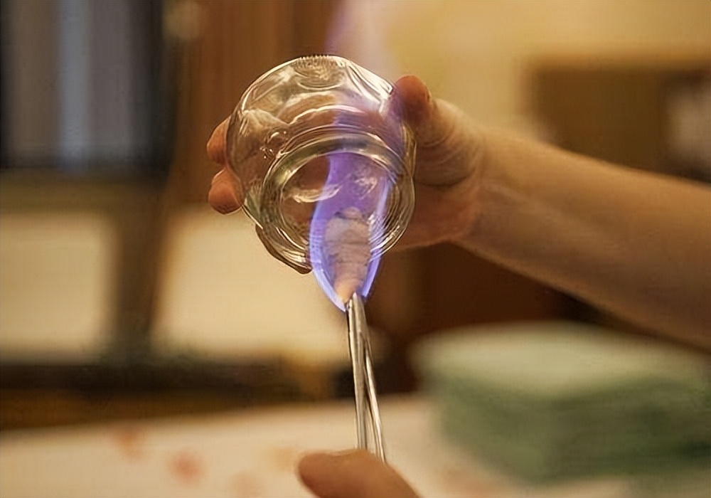 拔火罐吸出来的是毒吗,拔火罐吸出来的瘀血是体内的毒素