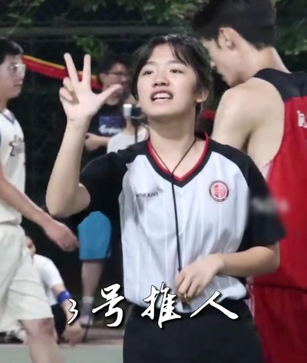 青岛高校女生当篮球裁判惊艳全场,高校女生担任篮球赛裁判员