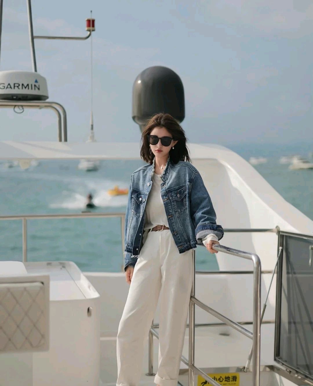 上宽下窄短外套搭配,今春正火的一种穿法叫短外套