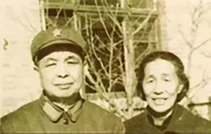 1950年，中将刘忠回乡，偶遇路边乞丐发现是失联20年的母亲