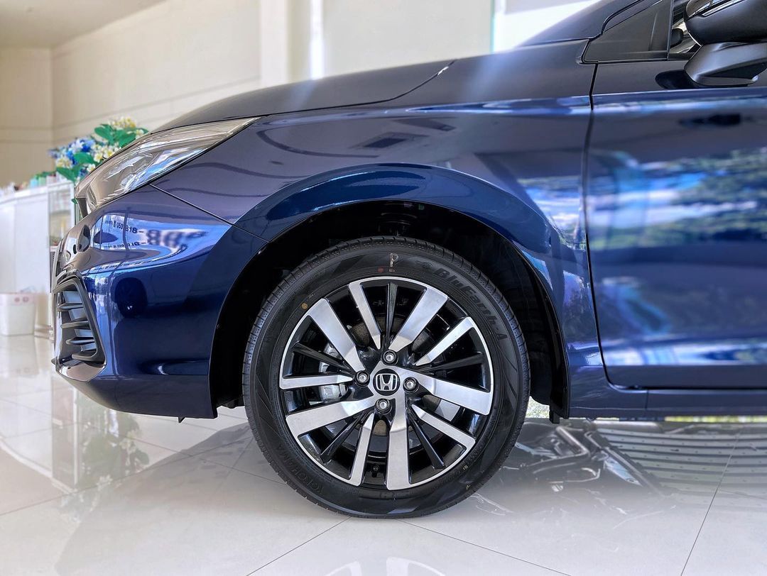 实力超越桑塔纳！新款本田CITY进店！油耗5.4升，或售7.8万，帅气