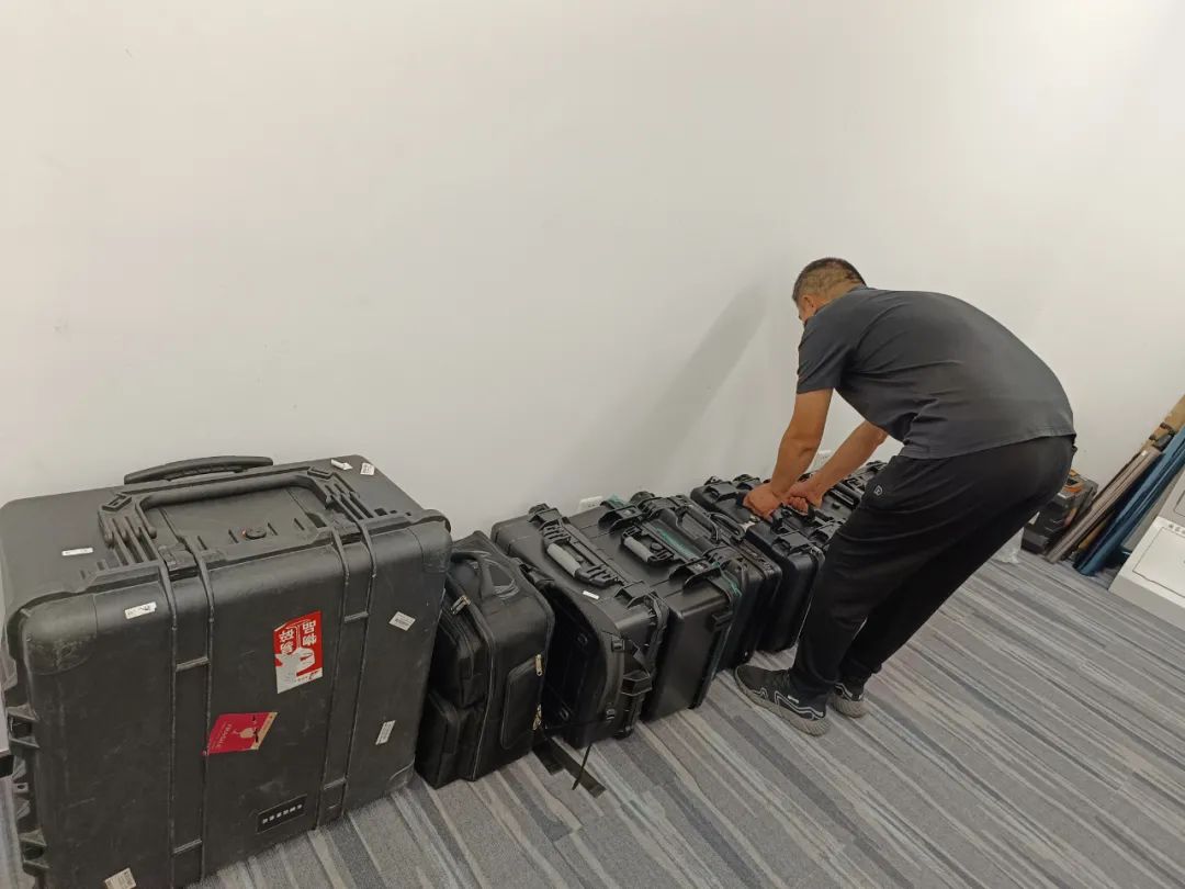 震惊！富豪在私人飞机上被*听窃**