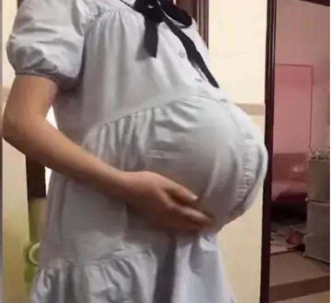 孕妈悬浮肚,孕妈露肚子晒太阳鼓包