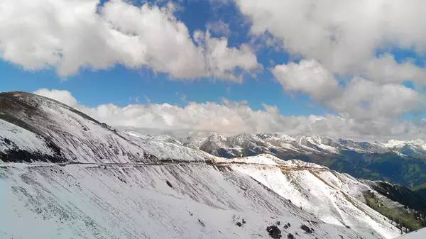 这条惊艳奇绝的公路,行走在天山脊梁上的最美景观公路