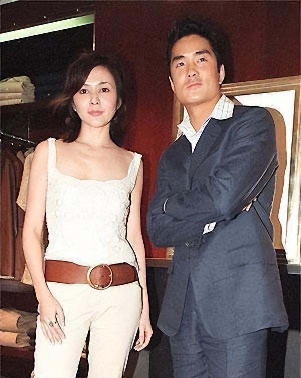 59岁关之琳罕见现身,55岁的关之琳难掩时光痕迹