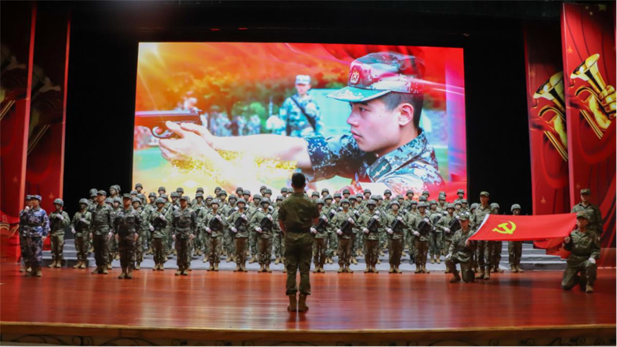 现代学子唱强军战歌,军校合唱强军战歌