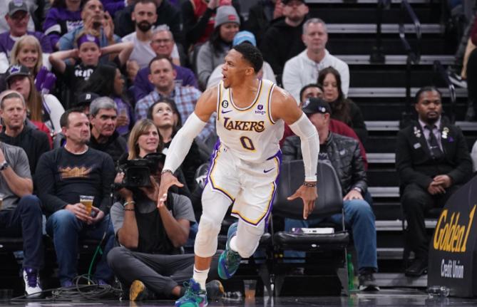 湖人不敌骑士威少16分3板3助攻,威少抢断三分绝杀詹姆斯的反应