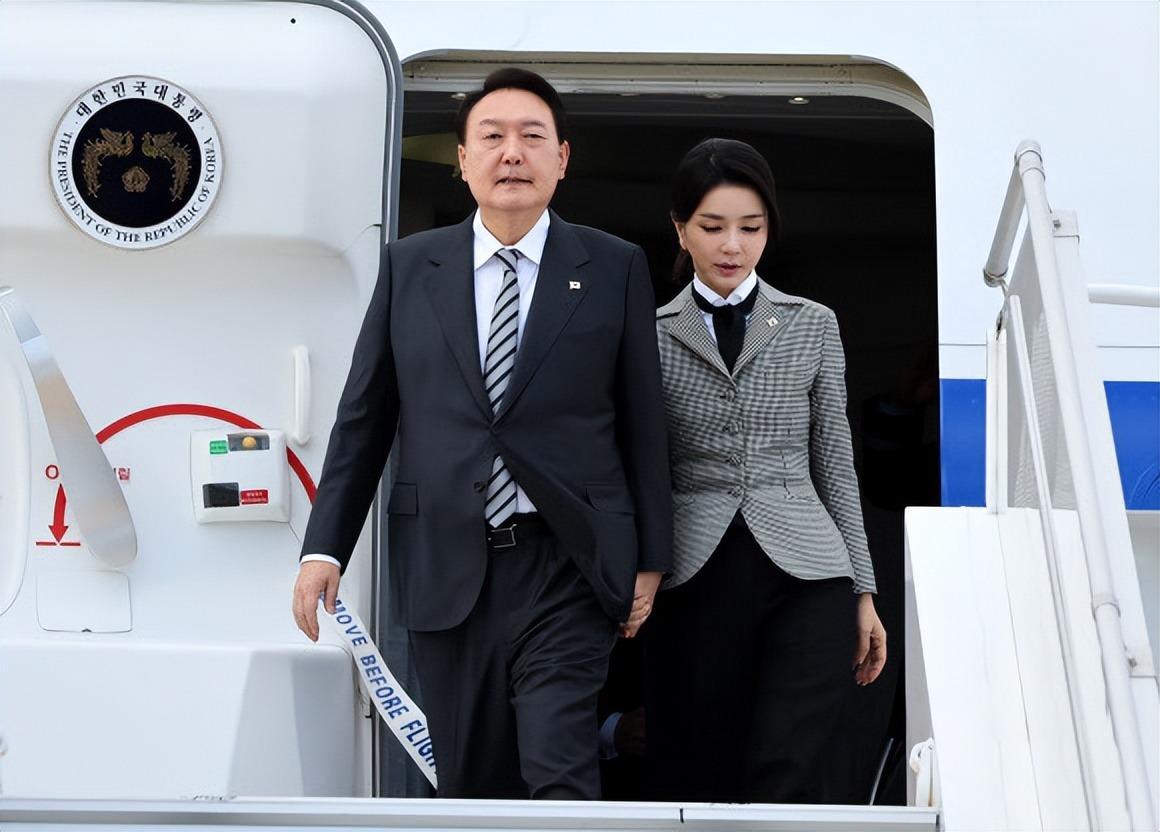 韩国第一夫人用美貌为老公撑门面！穿收腰西装出访加拿大，超拉风