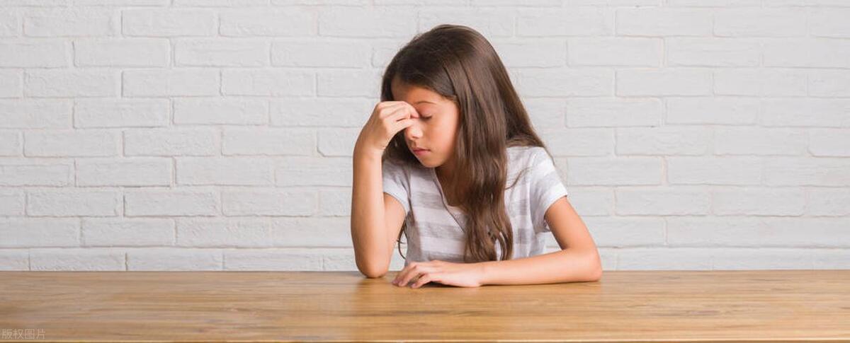 小孩腺样体肥大老是清嗓子,孩子挤眼睛清嗓子是怎么回事