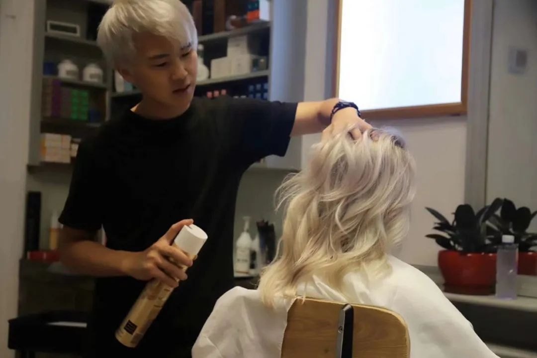 73个外国人，想要拯救一家上海的理发店