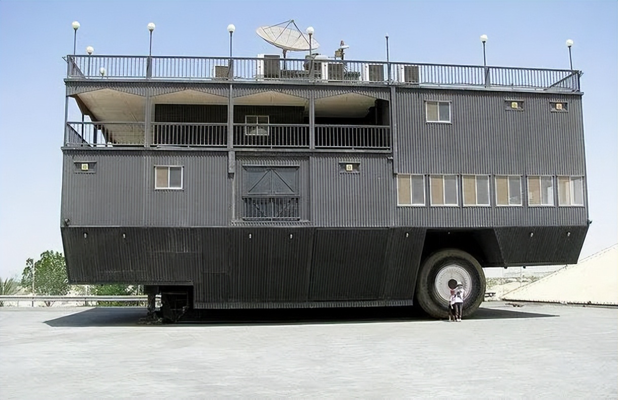 这个专开大车的中东浪子，最近搞了台两层楼高的悍马