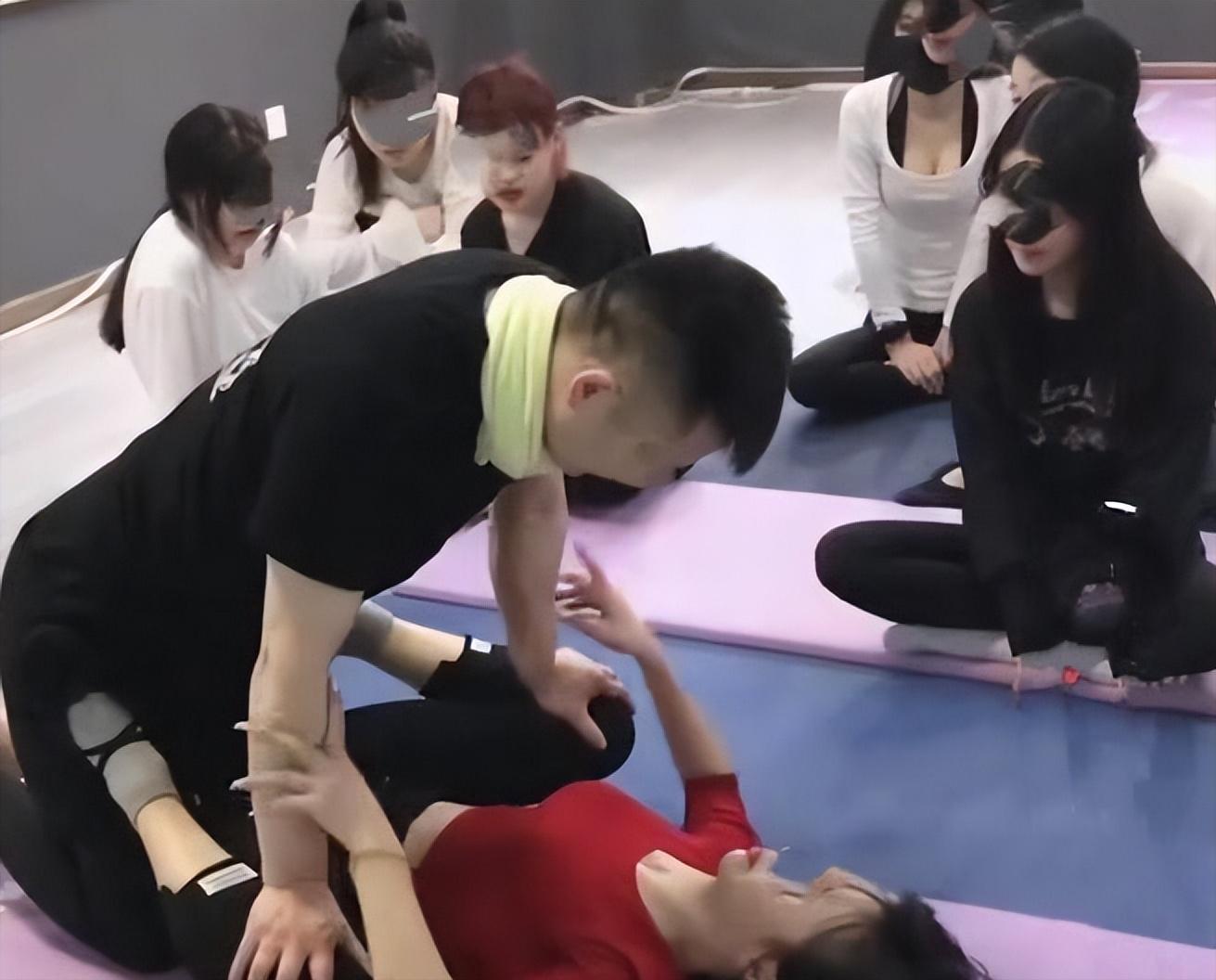 男色时代来临?被男教练占领的健身房、瑜伽馆,你能接受吗?