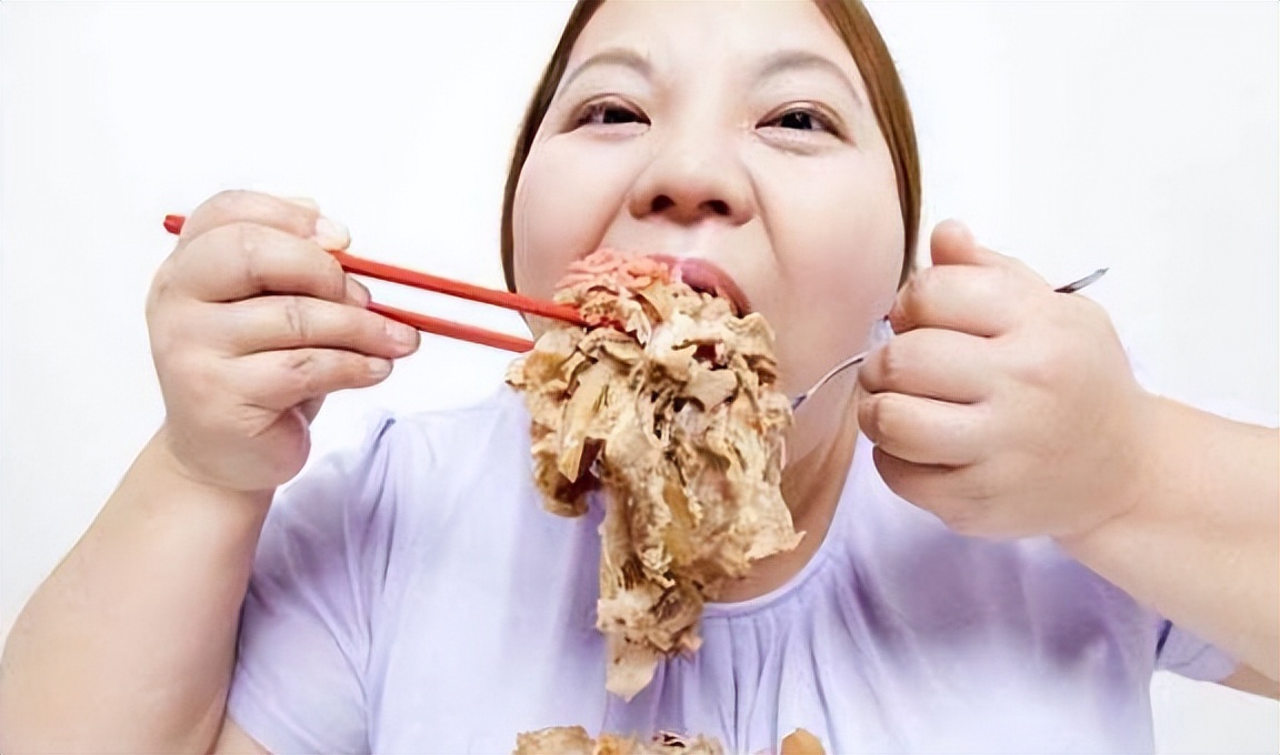 每天晚上吃得太饱容易发胖吗,早餐吃得太饱会不会导致发胖