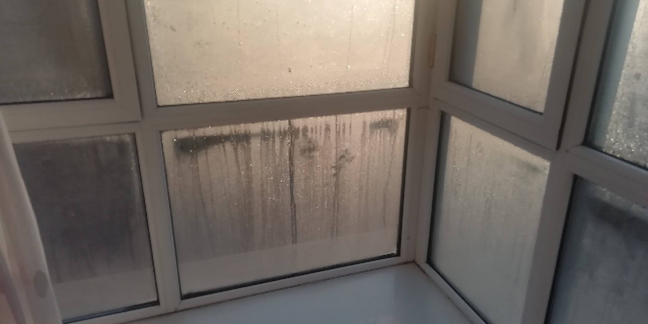 窗户关不严漏风教你一分钟解决,窗户关不严是进冷风还是吹热风