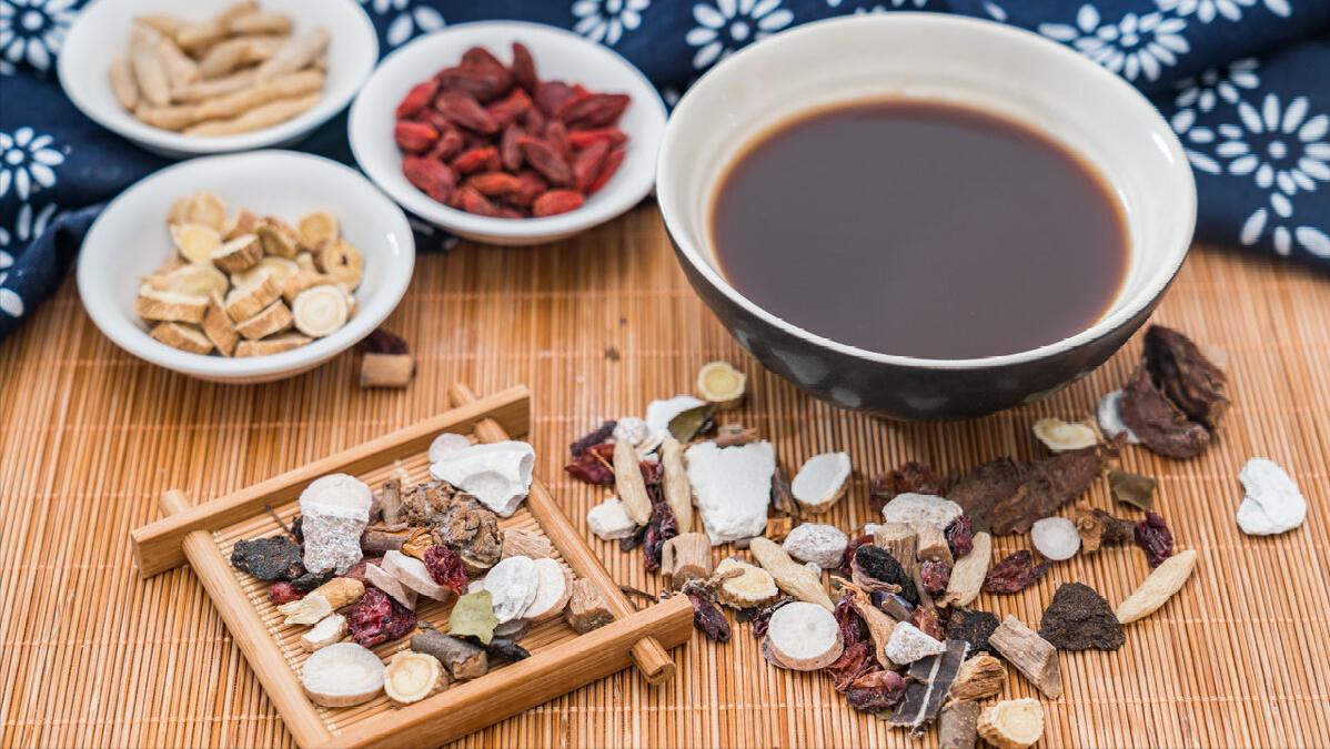 来月经头痛吃什么补,来月经就头痛中医治病