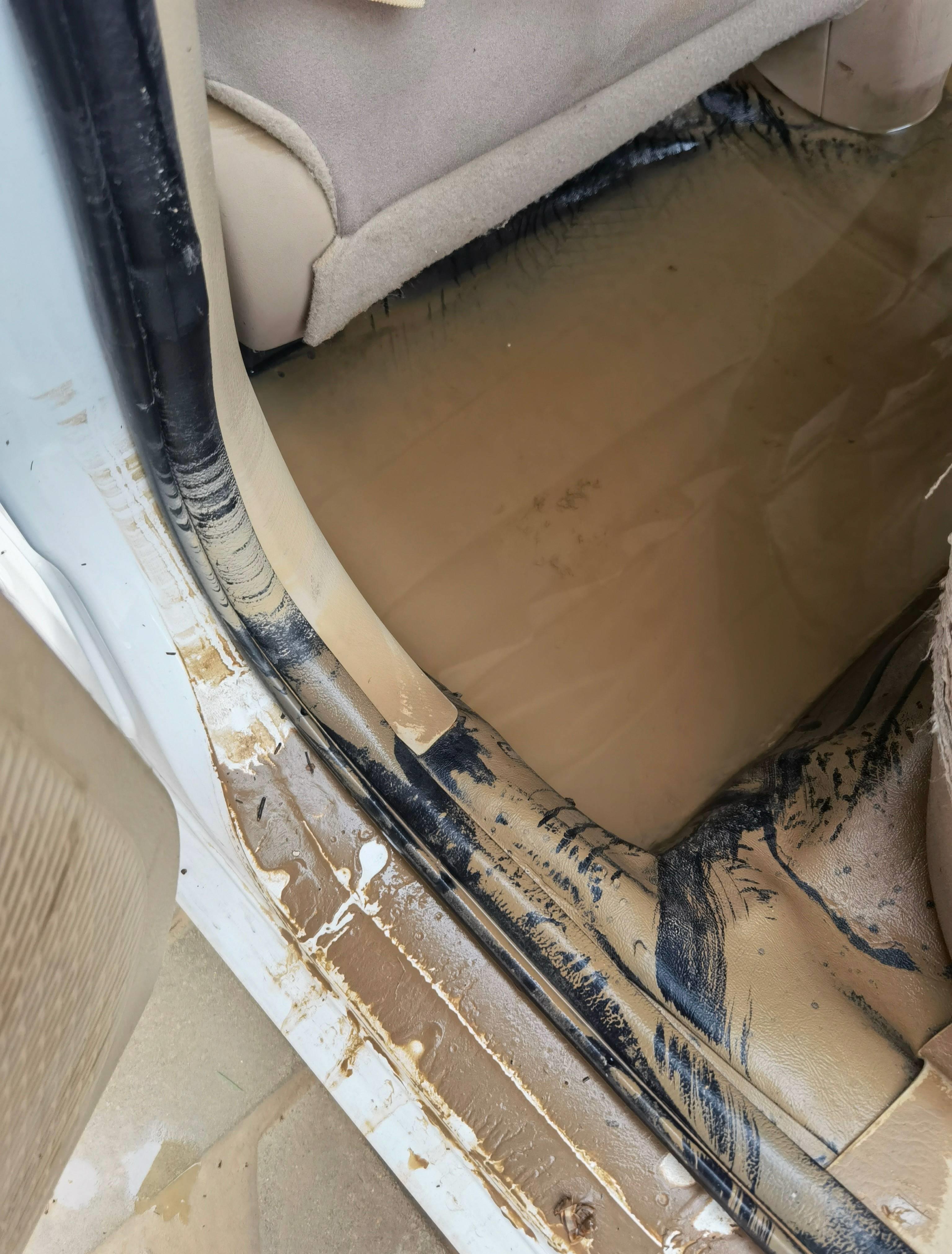 高速公路女子被困车辆着火,女子路遇车起火紧急救援